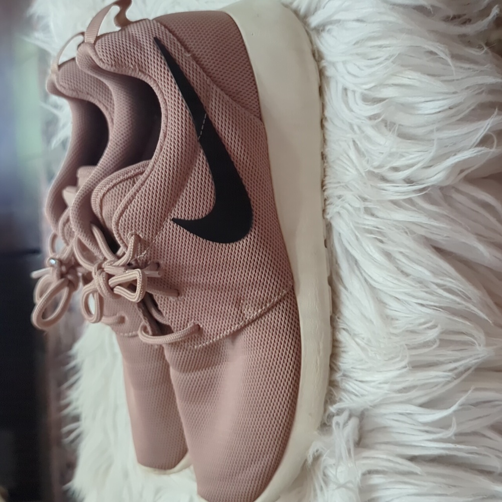 Nike Women's Mauve and Black Sneakers